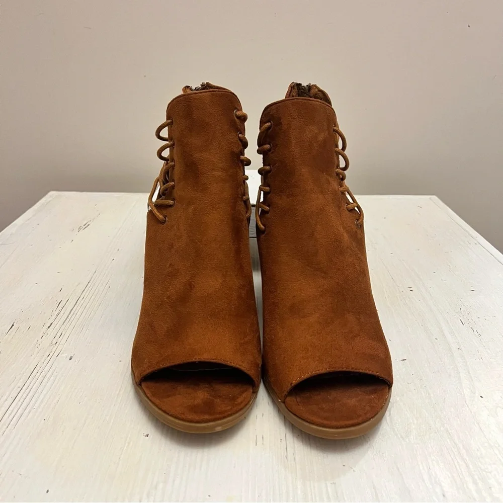 Women's Bamboo Brown Tan Suede‎ Zipper Back Lace Sides Peep Toe Heels Size 9